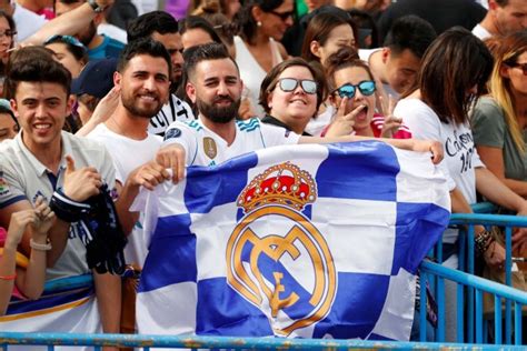 Los Aficionados Del Real Madrid Celebran Con Su Equipo La Hazaña Fotos