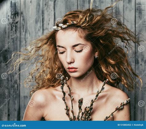 Kvinna Som Poserar Med Pussy Pilar Arkivfoto Bild Av Relax Kosmetisk 51085452