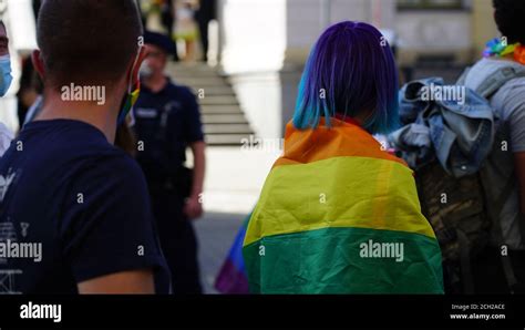 Igualdad Lgbt Marcha Los Jóvenes Que Usan Ropa Y Símbolos De Arco Iris