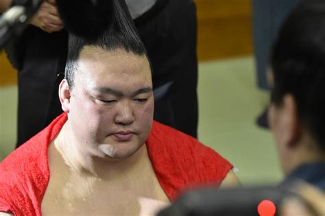 「一片の悔いなし」 横綱・稀勢の里、涙の引退会見 Moment日刊ゲンダイ