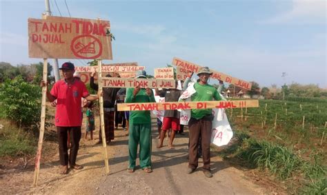 Warga Pomahan Pasang Plang Tolak Pembebasan Lahan Kilang Tuban