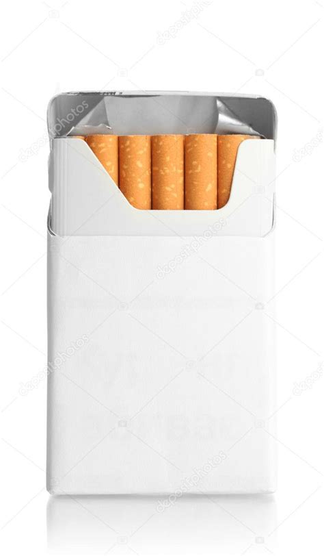 Caja de cigarrillos aislada sobre un blanco fotografía de stock