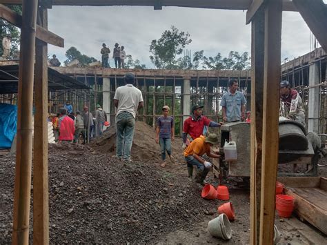 Gotong Royong Pengecoran Masjid Ath Thoyyibin