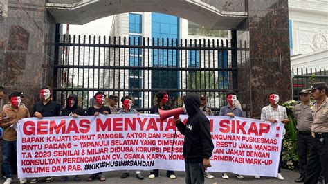 Gemas Unjuk Rasa Di Kejati Sumut Pakai Topeng Usut Dugaan Korupsi