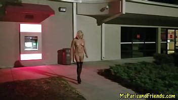 Ella se desnudará completamente en cualquier lugar en público XVIDEOS