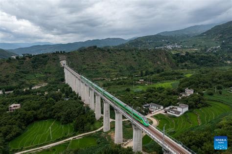 Ein Abschnitt der Dali Ruili Eisenbahn im Südwesten Chinas in Betrieb