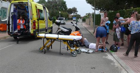 Dos J Venes Brit Nicos Heridos Al Sufrir Un Accidente Con Un Ciclomotor