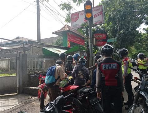 Polisi Probolinggo Ancam Tilang Aksi Konvoi Kelulusan Pelajar Zona