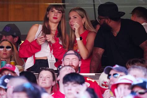 Taylor Swift - Chiefs Game at Arrowhead Stadium in Kansas City 09/24 ...