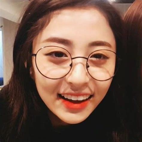 Lesserafim Yunjin In 2022 Glasses Glass Round Glass