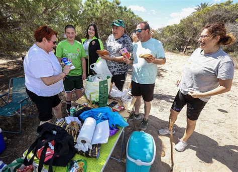 Así celebran el lunes de Pascua familias y vecinos en la playa de la