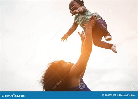 Lycklig Afrikansk Mor Leker Med Sin Dotter Utomhus Från Mamma Och Barn