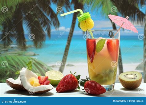 Cocktail Con Frutta Sulla Spiaggia Immagine Stock Immagine Di Frutta