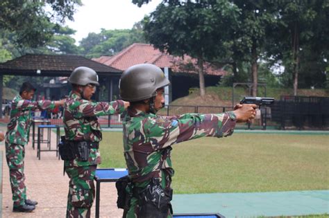 TINGKATKAN KEMAMPUAN PRAJURIT YONKOMLEK 1 MAR LAKSANAKAN LATIHAN