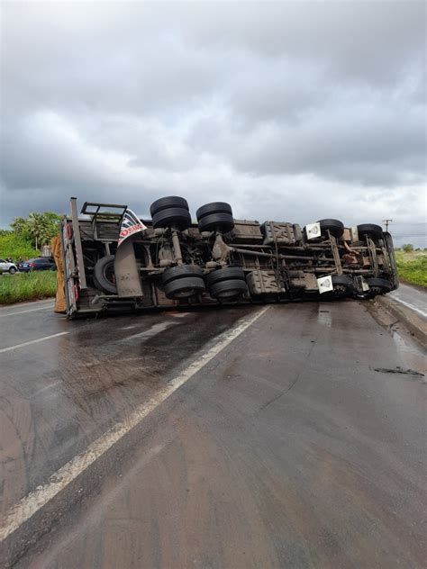 Caminh O Carregado De Madeira Tomba No Anel Vi Rio Congestionamento