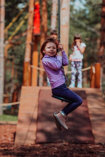 Une Petite Fille Jouant Dans Le Parc Le Concept De Socialisation