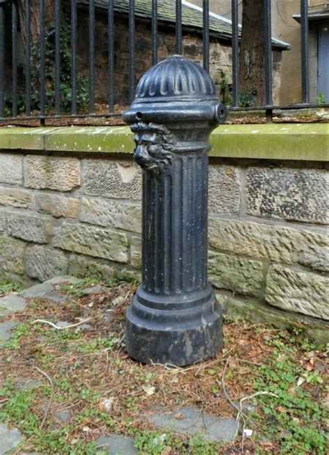 The Lion Fountain Richard Sutcliffe Cc By Sa Geograph Britain