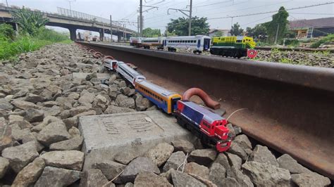 Merakit Kereta Api RailKing Drama Menabrak Gerbong Express Bis Tayo