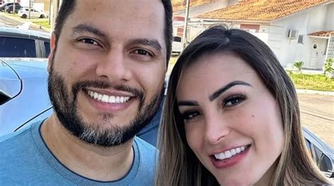 Andressa Urach mostra seu bebê e fala do ex amizade colorida