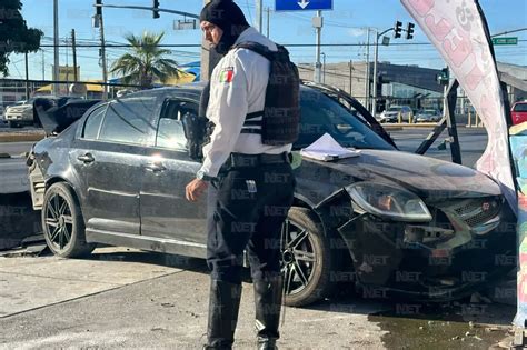 Pierde el control de su auto y derriba poste en la Tecnológico