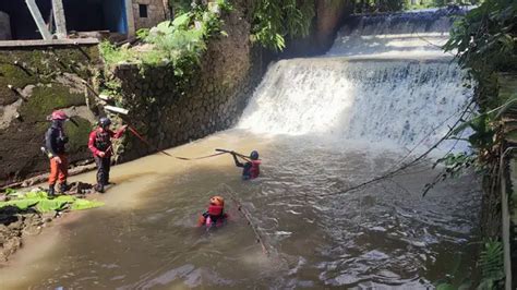 Pemotor Yang Hilang Terseret Banjir Di Jalan Dadali Kota Bogor