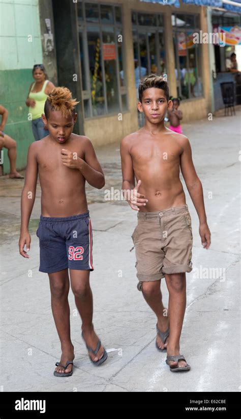 Los chicos en la calle Habana Vieja Cuba Fotografía de stock Alamy