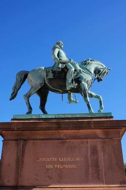 Estatua Del Rey Noruego Karl Johan Xiv Frente Al Palacio Real De Oslo