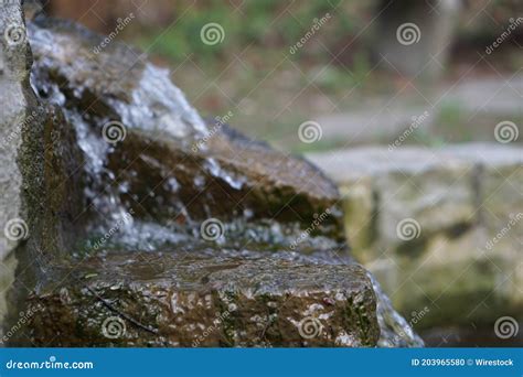 Tir De Focalisation S Lectif D Un Rocher Glissante En Nature Photo