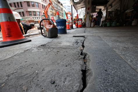 【塌陷片】北市南京西路天坑長達30公尺「地面裂到騎樓前」 今灌漿補強、最快後天通車 上報 焦點