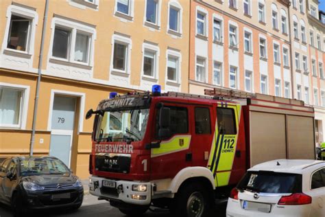 Feuerwehreinsatz in Chemnitz Brand in Hinterhof lässt Scheiben zerspringen