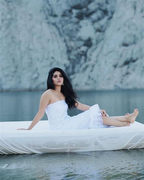 Megha shetty latest hot photos goes viral ನದದಗಡಸವತದ ʼಮಘʼ ಅಮಘ ಸದರಯ ಫಟಸ