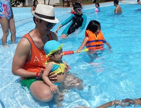 Huy Khánh khoe con gái đáng yêu với bikini