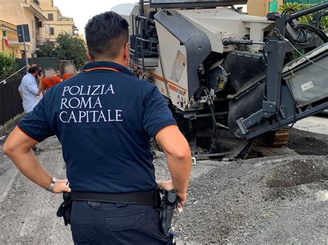 Roma Cede La Strada Durante I Lavori Di Asfaltatura Foto