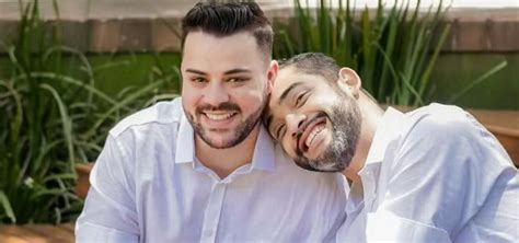 Casal gay relata caso de homofobia após empresa se recusar a fazer convite de casamento