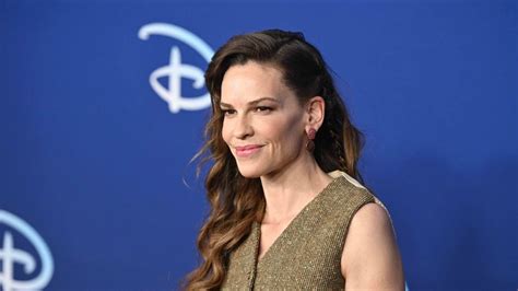 Hilary Swank enceinte à 48 ans lactrice annonce attendre des jumeaux