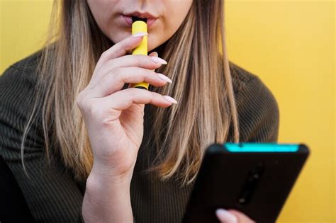 Perto De Uma Jovem Fuma Um Cigarro Eletr Nico Descart Vel Fundo