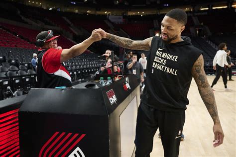 Damian Lillard Receives Incredible Minute-Long Ovation In Return To ...