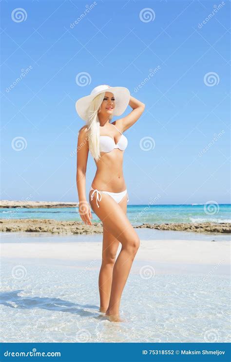 Jeune Et Sexy Femme Dans Un Bikini Sur La Plage Photo Stock Image Du Bikini Dame