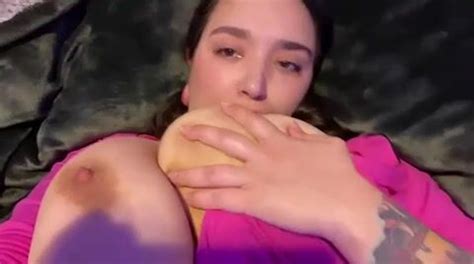 Gelluh Sucking Her Own Tits Thothub