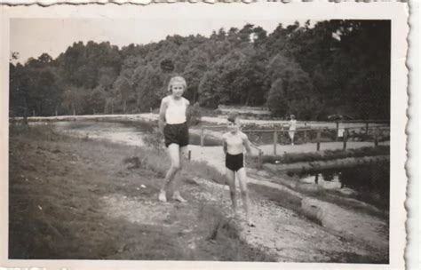 VINTAGE FOTO HÜBSCHES Mädchen im Sportdress Junge in Badehose nude 30 40er Jahre EUR 3 99