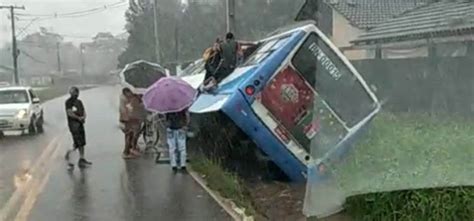 V Deo Nibus Derrapa E Cai Em Val O Em Benevides Portal De Not Cias