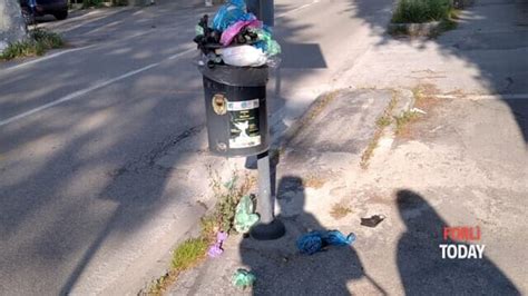 Alle Fermate Del Tram Di Via Gorizia Bidoni Pieni E Puzzolenti