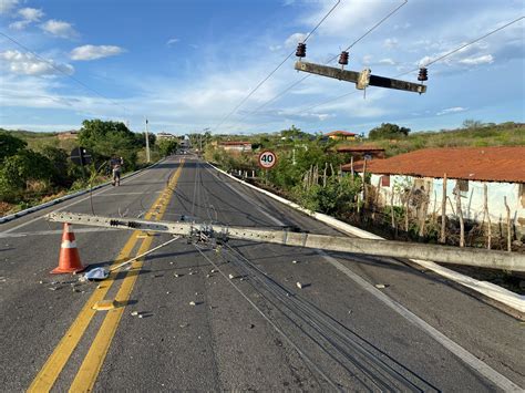 Chuva Vento Forte Provoca Destelhamentos Derruba Rvores E Postes