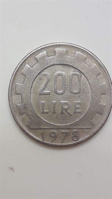 2 Monete 200 Lire 1978 1 Con Mezzaluna Ad Incuso E 1 Collo Lungo E