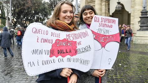 La Rivoluzione Femminista In Piazza A Roma Volti E Slogan Dalla