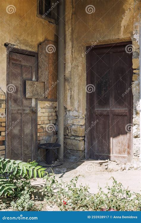 Portas De Madeira Numa Antiga Casa Abandonada Vertical Imagem De Stock