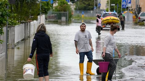 Le Nord De LItalie Est Encore Aux Prises Avec Des Inondations 98 5