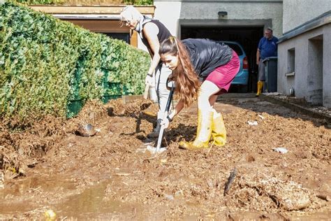 Starkregen überflutet im Erzgebirge Straßen und lässt Keller volllaufen