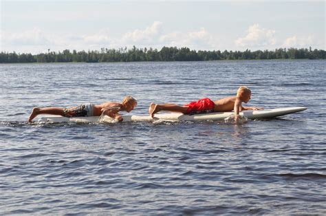 Vindsurfing utan vind på Bolmen Kusinerna badar i Bolmen v Flickr