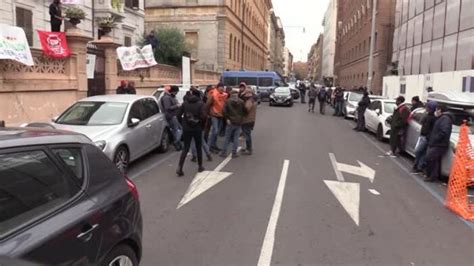 Roma Movimenti Per La Casa Occupano Una Palazzina In Via Sicilia